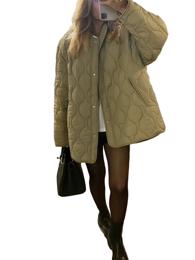 Stilig oversized quiltet damejakke i sort, perfekt som komfortabel ytterjakke for fritid og høst.