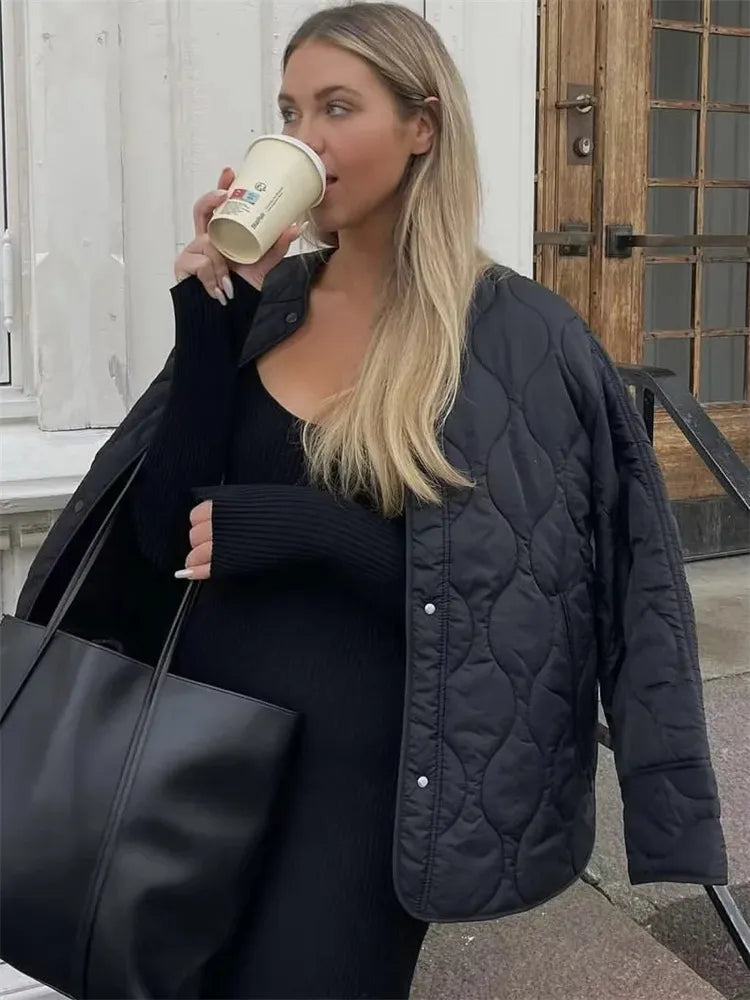 Komfortabel oversized quiltet jakke for dame, en allsidig ytterjakke til vår, høst og kjølige dager.