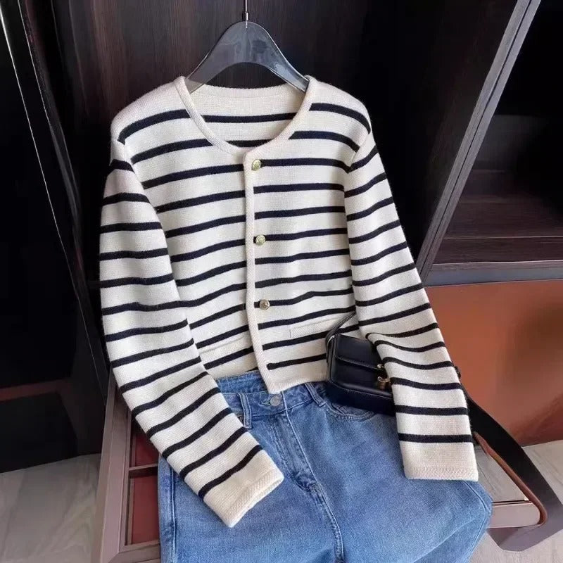 Komfortabel damecardigan i strikket kvalitet med striper, perfekt casual stil for hverdagsbruk.