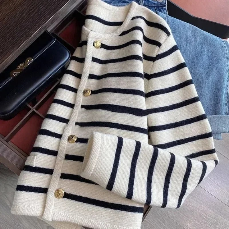 Trendy stripete strikket cardigan for kvinner, en allsidig vår- og høstgenser med moderne stil.