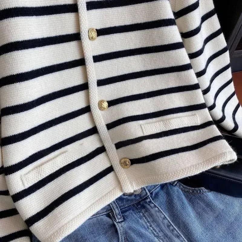 Kvinnelig modell iført en elegant, stripete strikket cardigan med o-hals, ideell for høst og vår.