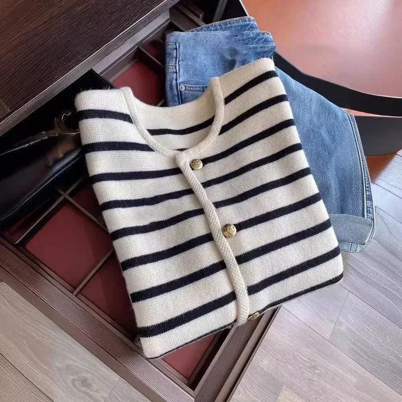 Nærbilde av myk, stripete strikket cardigan for kvinner, viser detaljer av den lette strikkejakken.