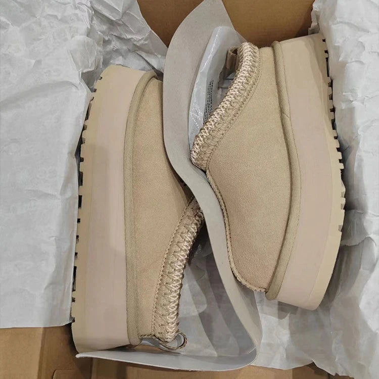 Komfortable og stilige beige plattformsstøvler for kvinner. Fôrede ankelstøvletter, ideelle som varme vinterstøvler.