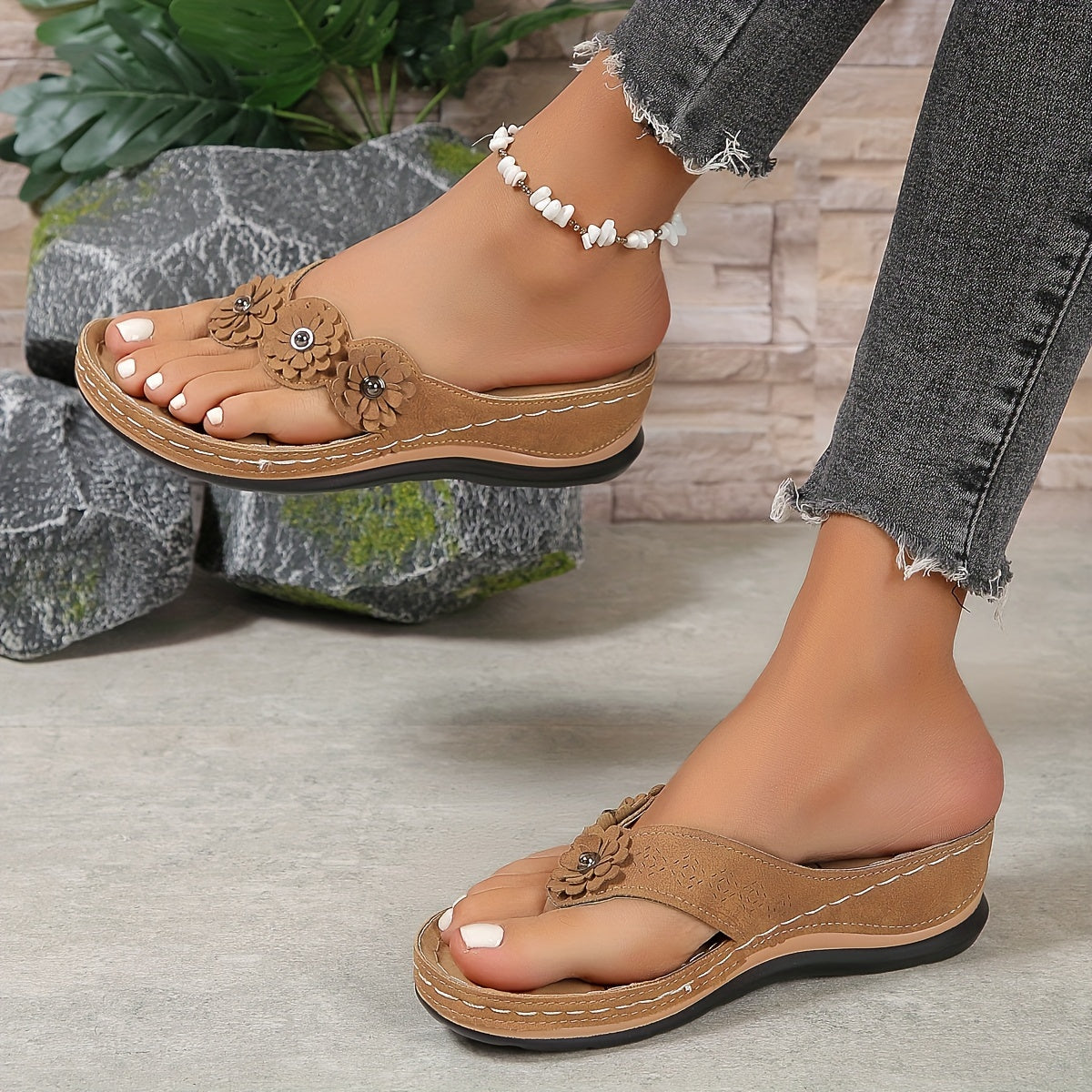 Komfortable dame sandaler med åpen tå. Ideelle sommersko for varme dager, stilige og praktiske.