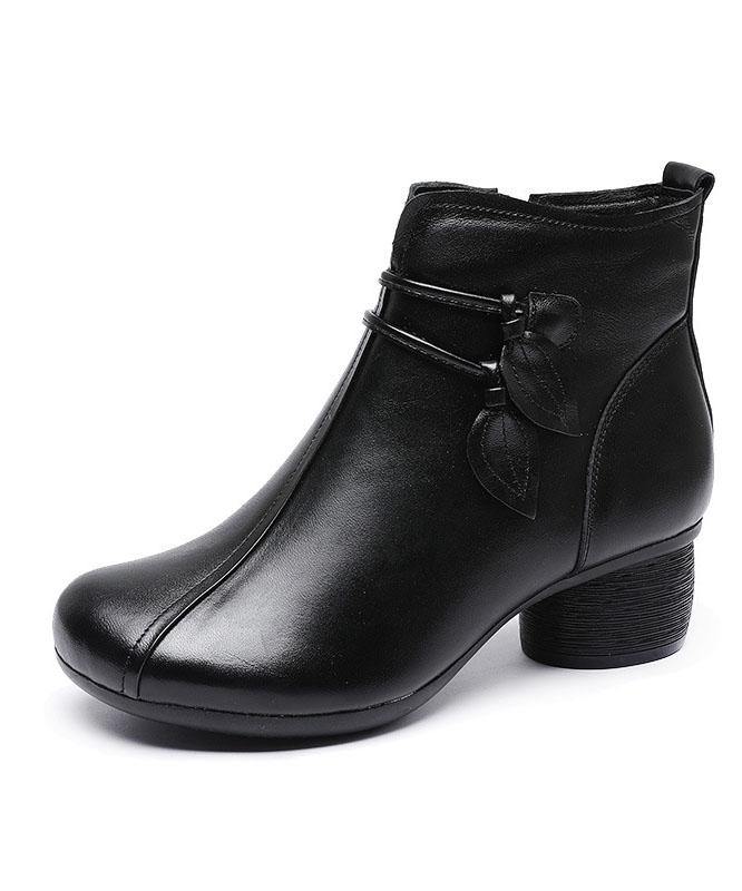 Moderne kvinneboots med praktisk glidelås og trendy chunky hæl for et stilig uttrykk.
