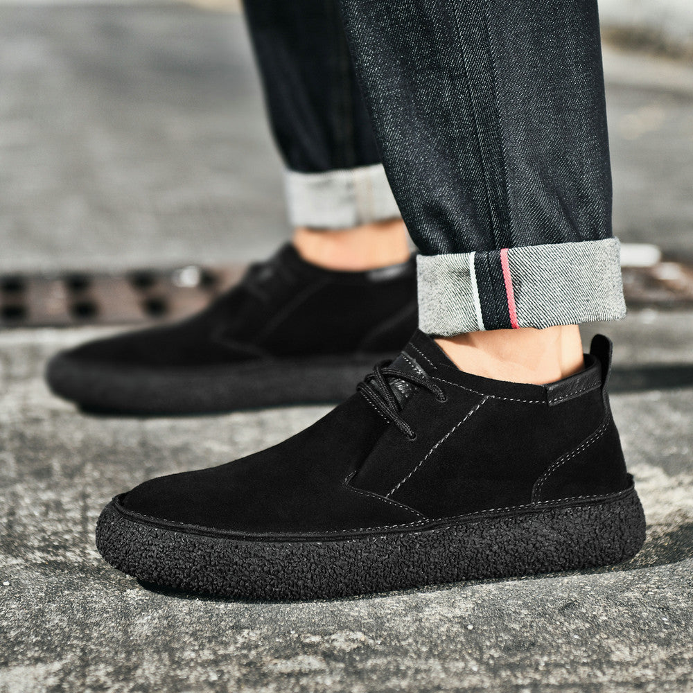 Brune herre mid-top snøresko. Klassiske og komfortable loafers for et smart casual uttrykk.