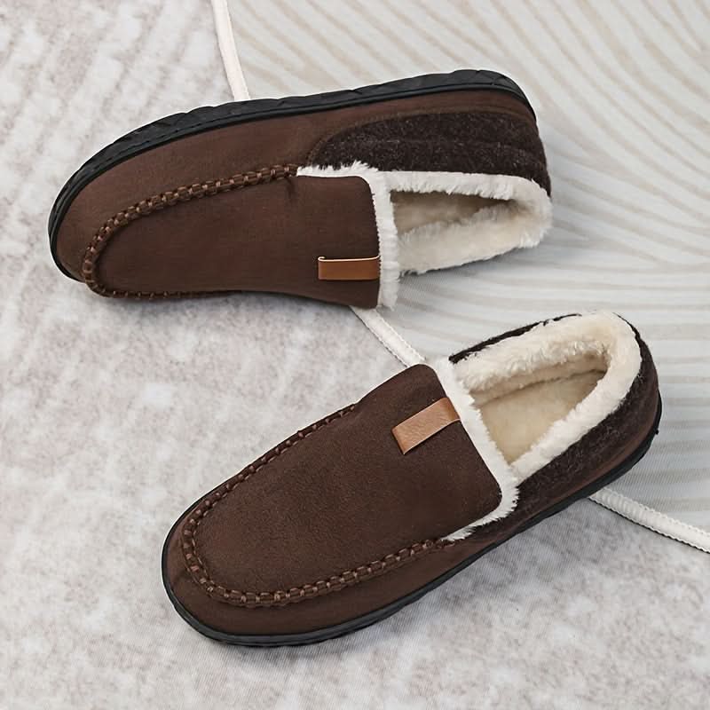 Robust og sklisikker såle på herre vinter loafers, ideell for sikkert hjemmebruk og fritid.