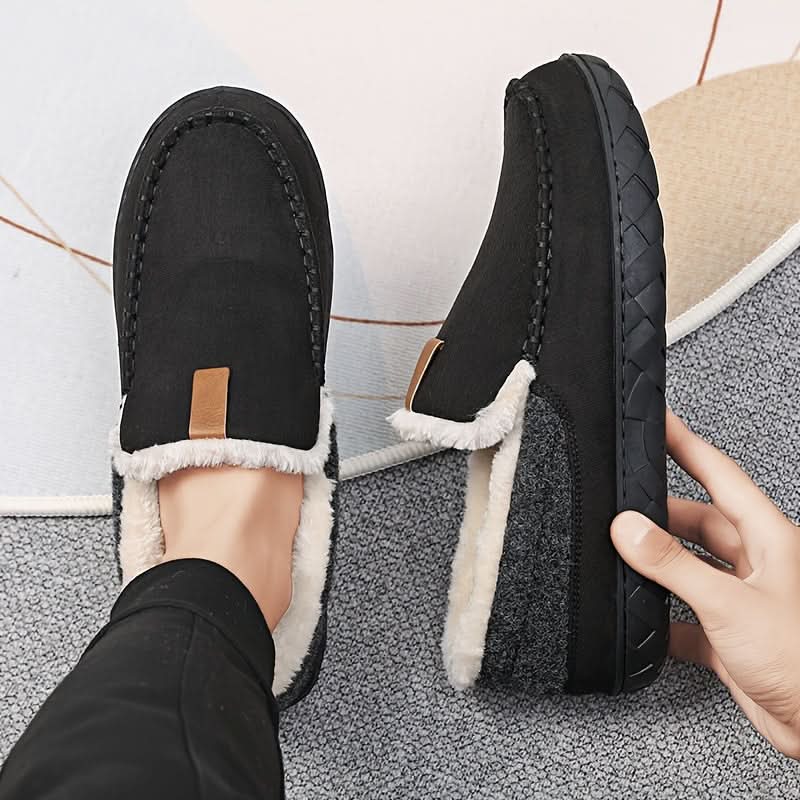 Koselige herre vinter loafers i mykt materiale, designet for varme og avslappet fritidsbruk.