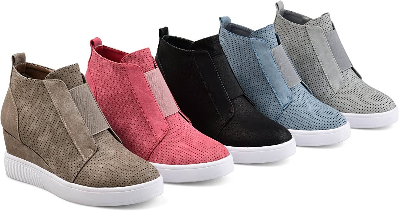 Nærbilde av kile sneakers for kvinner, viser detaljer i design og komfortabel såle med kilehæl.