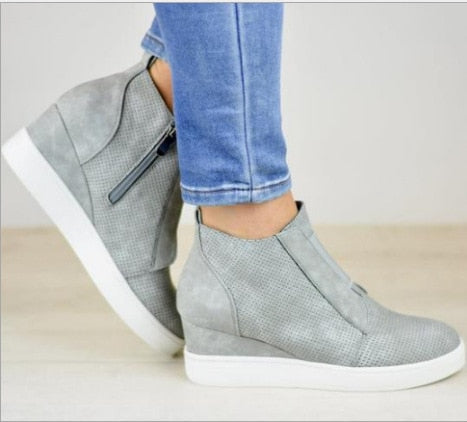 Svarte kile sneakers, elegante fritidssko for damer med god komfort og diskret høyde. Tidløst design.