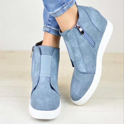 Blå kile sneakers for kvinner, moderne hverdagssko som kombinerer stil og behagelig høyde.