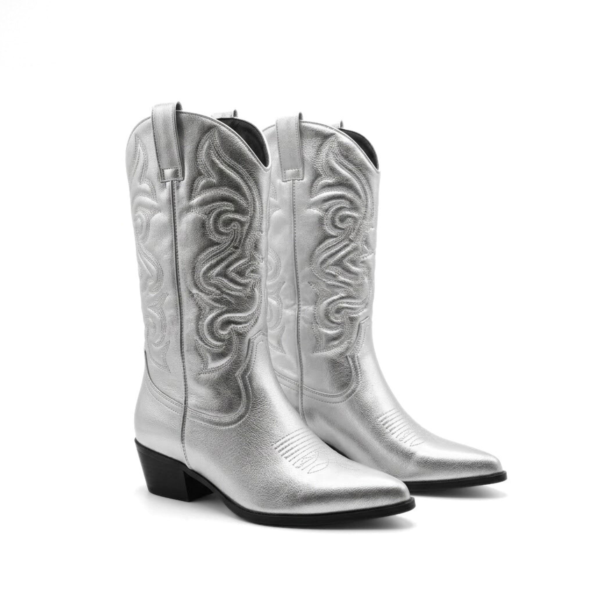 Stilige kvinnelige cowboystøvler med metallisk glans, perfekte for fest og motebevisste kvinner.