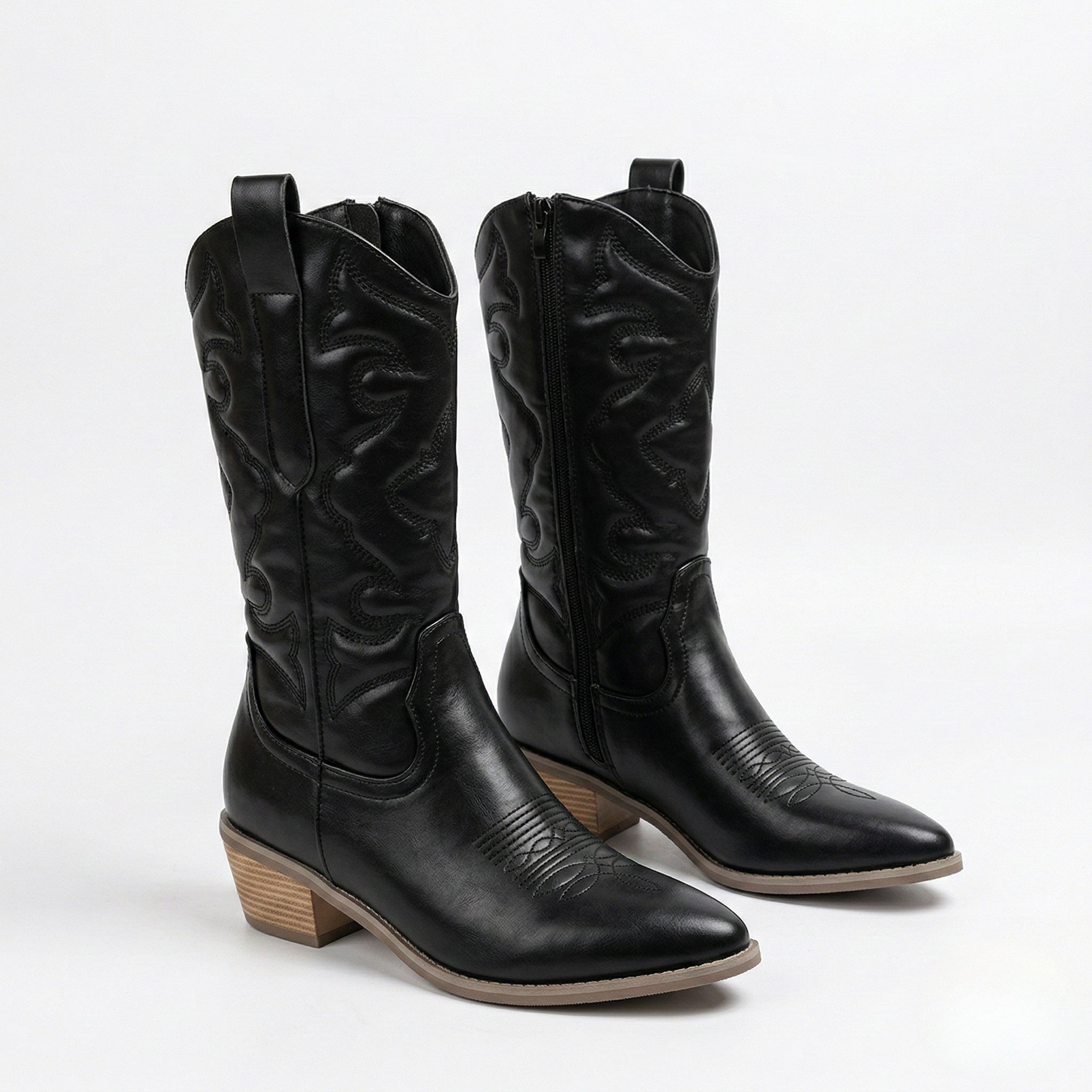 Skinnende metalliske cowboystøvler for kvinner, en trendy vri på klassiske dameboots. Mote.