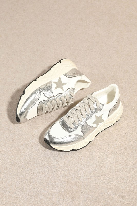 Komfortable sølv damesneakers med moderne design. Ideelle hverdagssko for kvinner som verdsetter stil og funksjon.