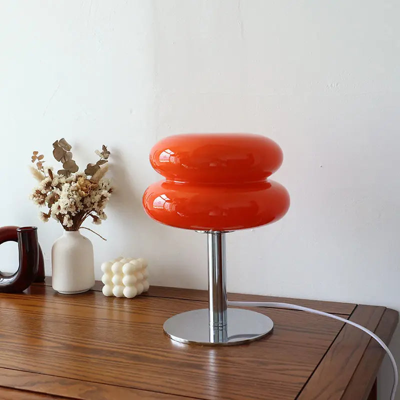 Elegant dimbar og trådløs Bauhaus bordlampe for moderne interiør. En perfekt designlampe.