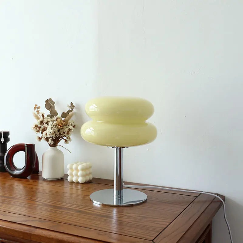 Minimalistisk Bauhaus bordlampe på nattbord. Gir moderne, varm belysning som passer perfekt til hjemmet.