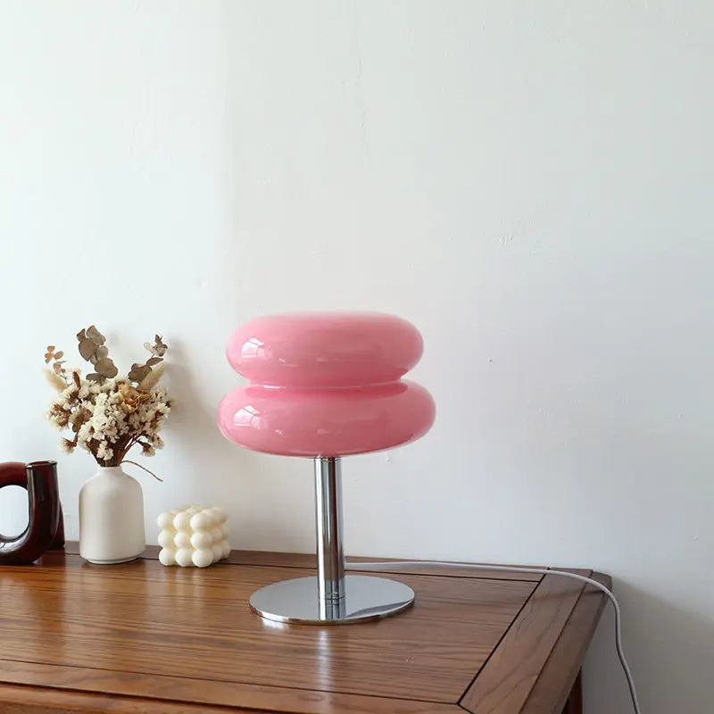Stilren Bauhaus bordlampe i fokus, moderne design og belysning som passer alle hjemmets rom.