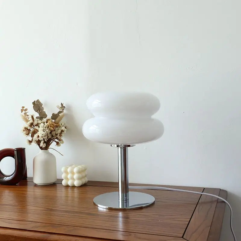 Allsidig dimbar og trådløs Bauhaus bordlampe. Moderne designbelysning for fleksibel plassering.