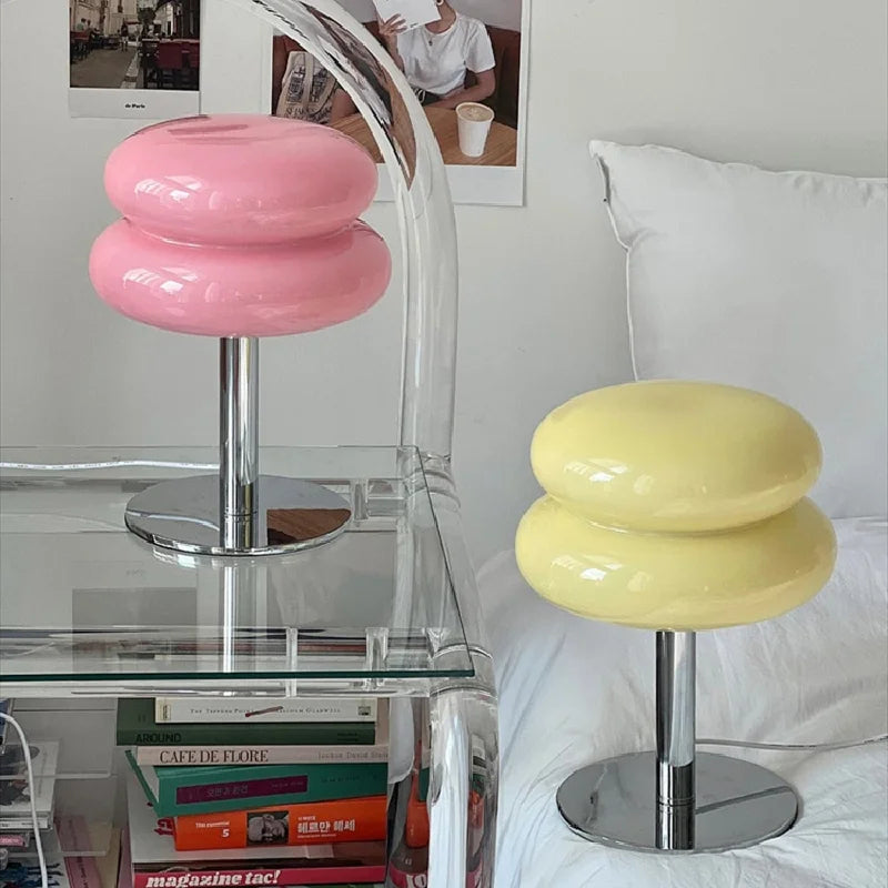 Eksklusiv Bauhaus bordlampe med elegant design. Gir myk og moderne belysning til stue eller arbeidsrom.