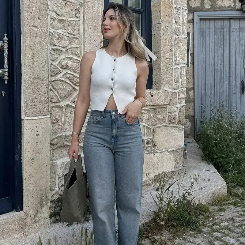 Elegant cropped strikkevest for kvinner. Stilren vest med knapper, perfekt for lagpålag mote.