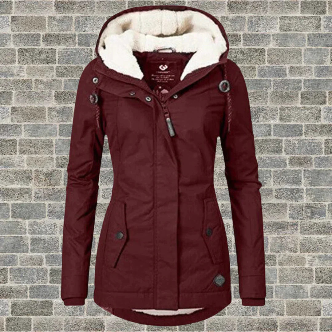 Allsidig damekåpe med hette og elegante plisserte detaljer. Perfekt for høst og vinter.