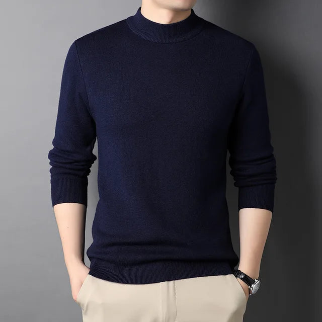 Mann iført stilren, mørk herre halvpolo genser i slimfit, klar for høstsesongen. Elegant mote.