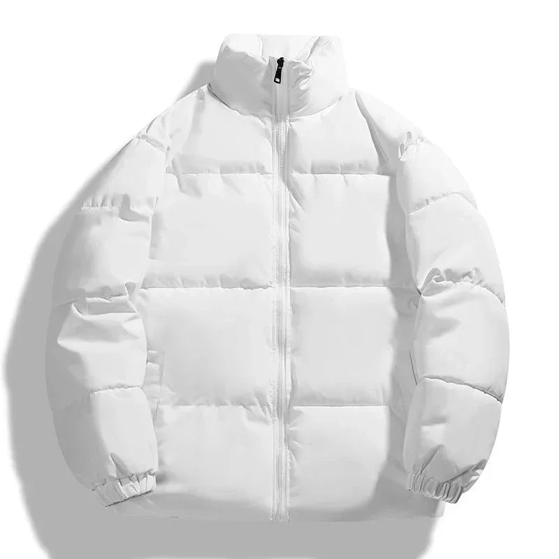 Moderne hvit herre pufferjakke med høy krage. Stilren og varm vinterjakke, essensiell for herreklær.