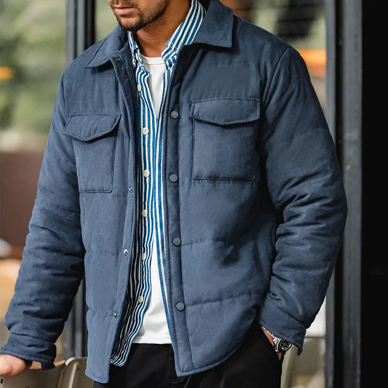 Klassisk herre quilted jakke med praktisk knappestenging. Stilrent yttertøy for en moderne og komfortabel look.
