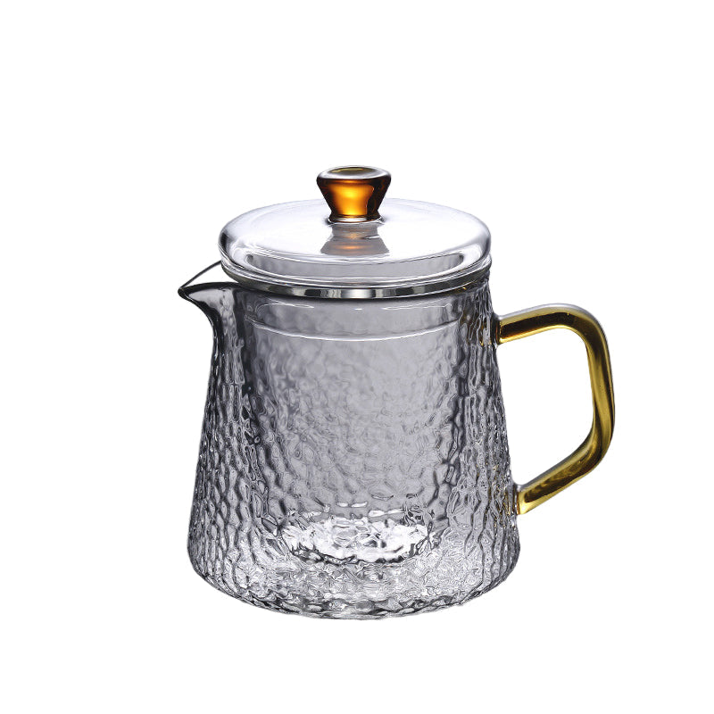Stilren tekanne i borosilikatglass med integrert sil for perfekt tebrygging.