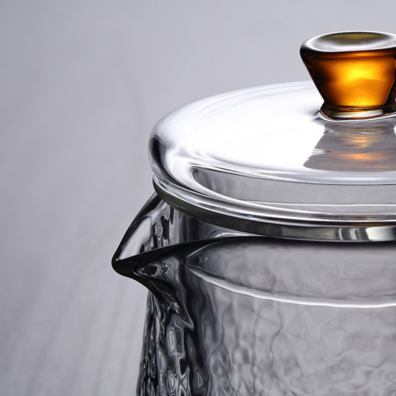 Perfekt gaveide: Moderne glass tekanne med praktisk sil for stilren te-servering.