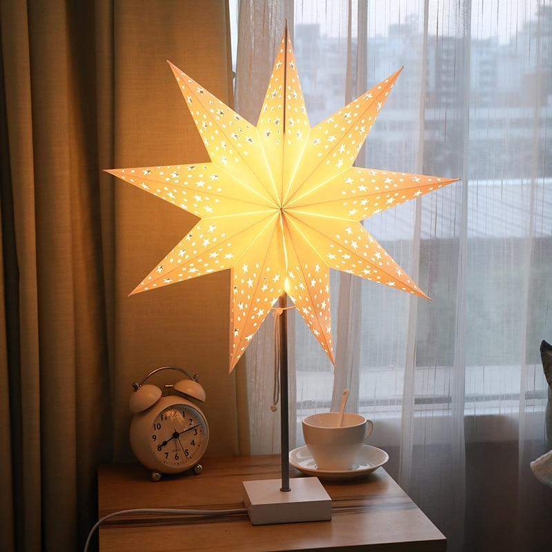Dekorativ nattlampe som projiserer stjernehimmel, ideell for avslappende stemning på soverom eller stue.