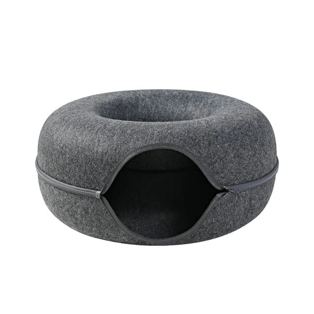 Elegant katteutstyr: Smultring tunnel lounge. Dobbeltfunksjon som komfortabel katteseng og spennende lekeplass.