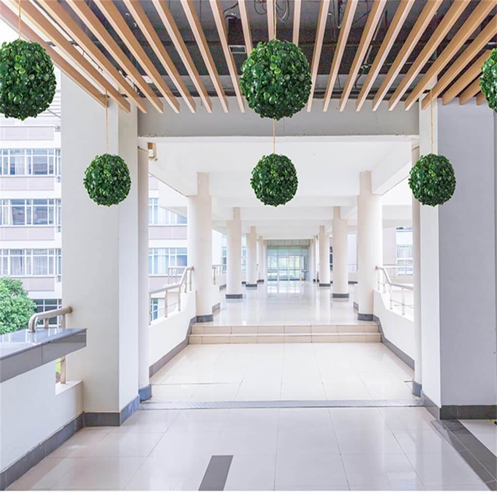 Vakker kunstig topiary ball; ser ut som en ekte plante, men krever ingen vanning. Ideell grønn dekor.