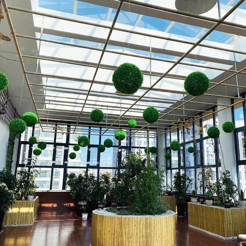UV-beskyttet kunstig topiary ball, ideell for utendørs dekorasjon og vedlikeholdsfri grønn hage.