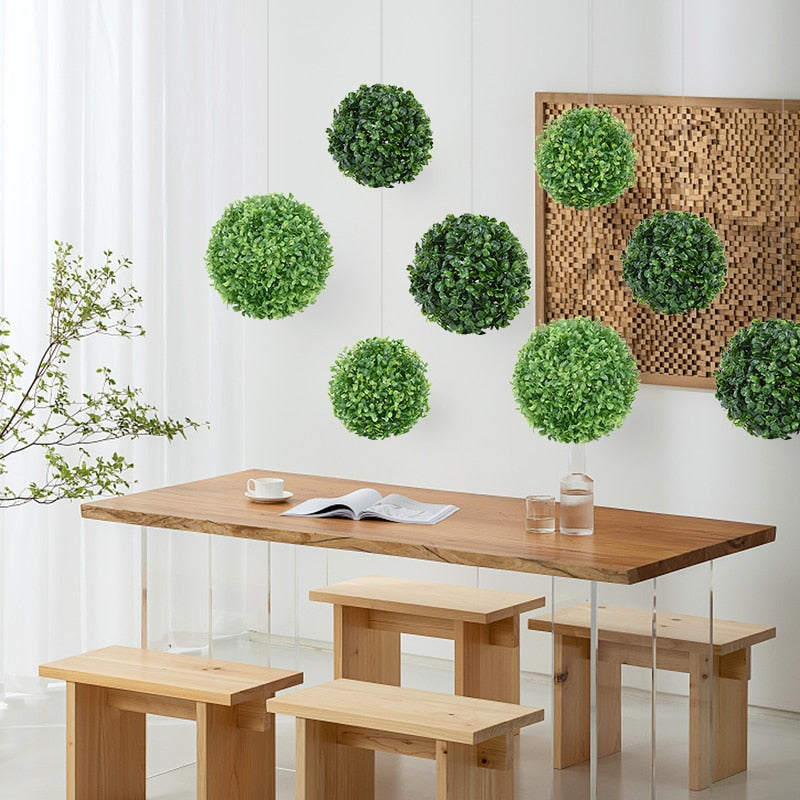 Elegant kunstig topiary ball som bryllupsdekorasjon eller for arrangementer. Realistisk grønn planteimitasjon.