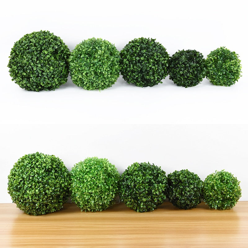 Grønn kunstig topiary ball for uteplassen. Slitesterk, UV-beskyttet og vedlikeholdsfri dekorasjon.