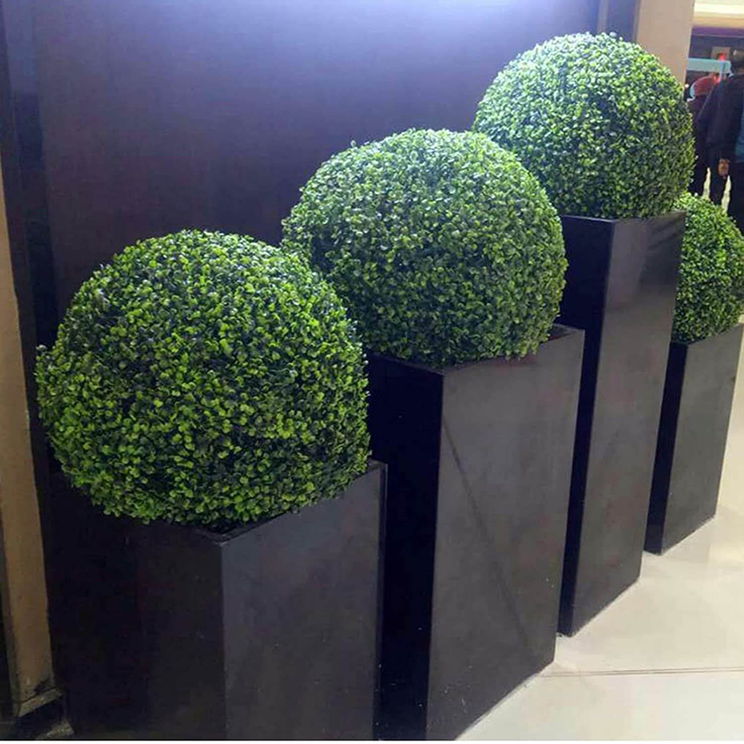 Detaljert kunstig topiary ball med realistiske blader. Perfekt for vedlikeholdsfri grønn hagedekor.