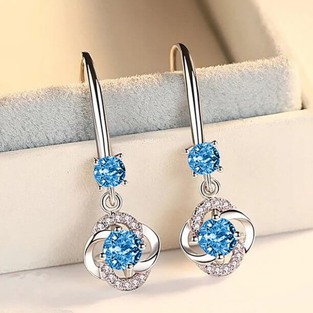 Strålende glans fra disse krystall drypp øredobbene. Elegante fest smykker med cubic zirconia for en glamorøs look.