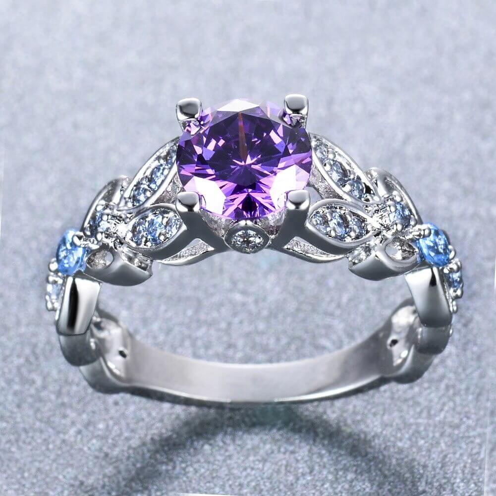 Fasettert ametystring for kvinner med skinnende cubic zirconia. En lilla motering for stilfulle antrekk.