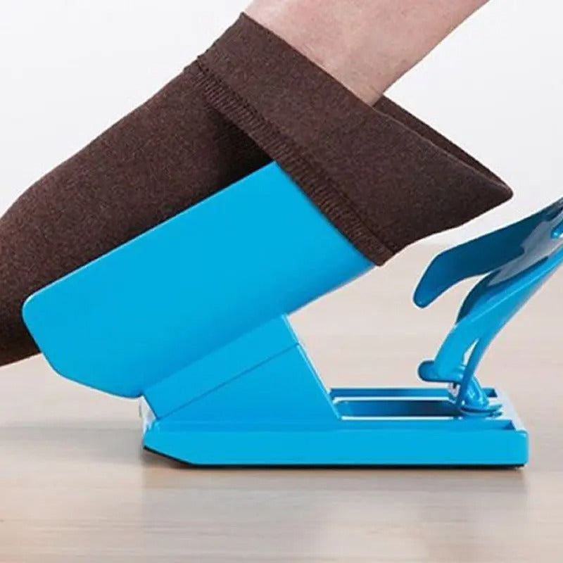 Ergonomisk strømpetrekker i blå plast. Gjør påkledning enklere for personer med begrenset mobilitet hjemme.