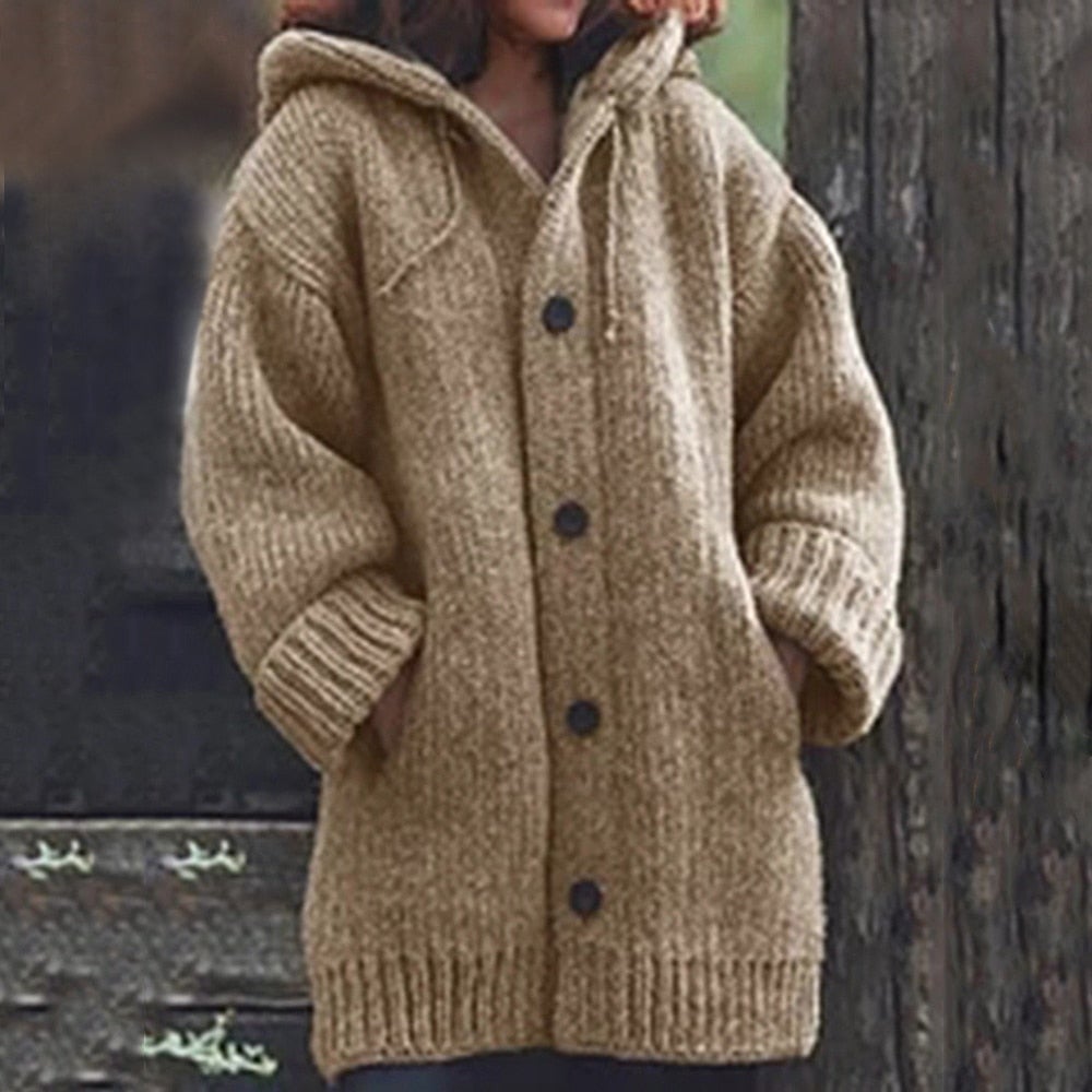 Klassisk strikket damecardigan med knapper, et must-have plagg.