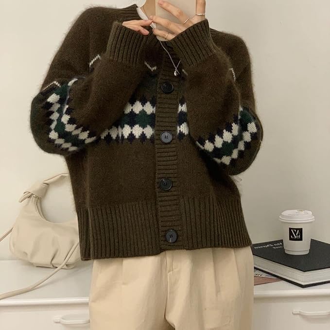 Trendy langermet strikket cardigan for kvinner, elegant vintermote med knapper for stil og varme.
