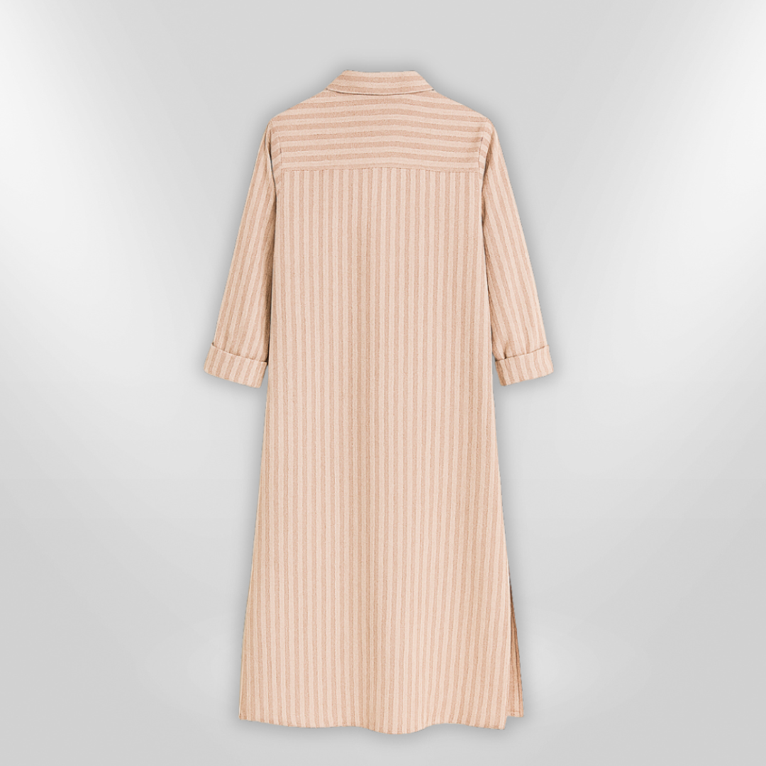 Kvinne stripet robe chemise, en tidløs sommerkjole med knapper for elegant og avslappet bruk.