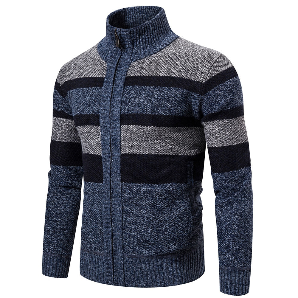 Stripet strikket herrecardigan i slim fit, elegant høstmote for menn.