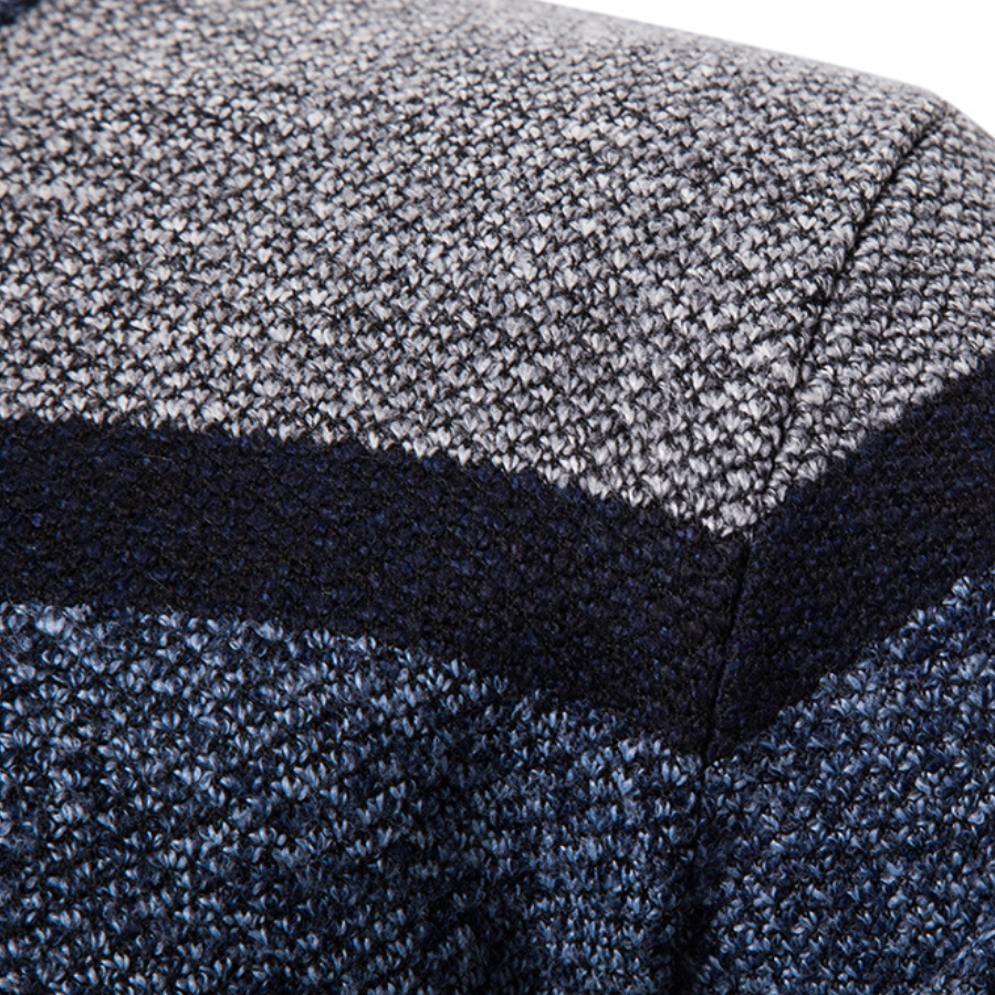 Moderne stripet strikket herrecardigan med slank passform, for en stilig og elegant look.