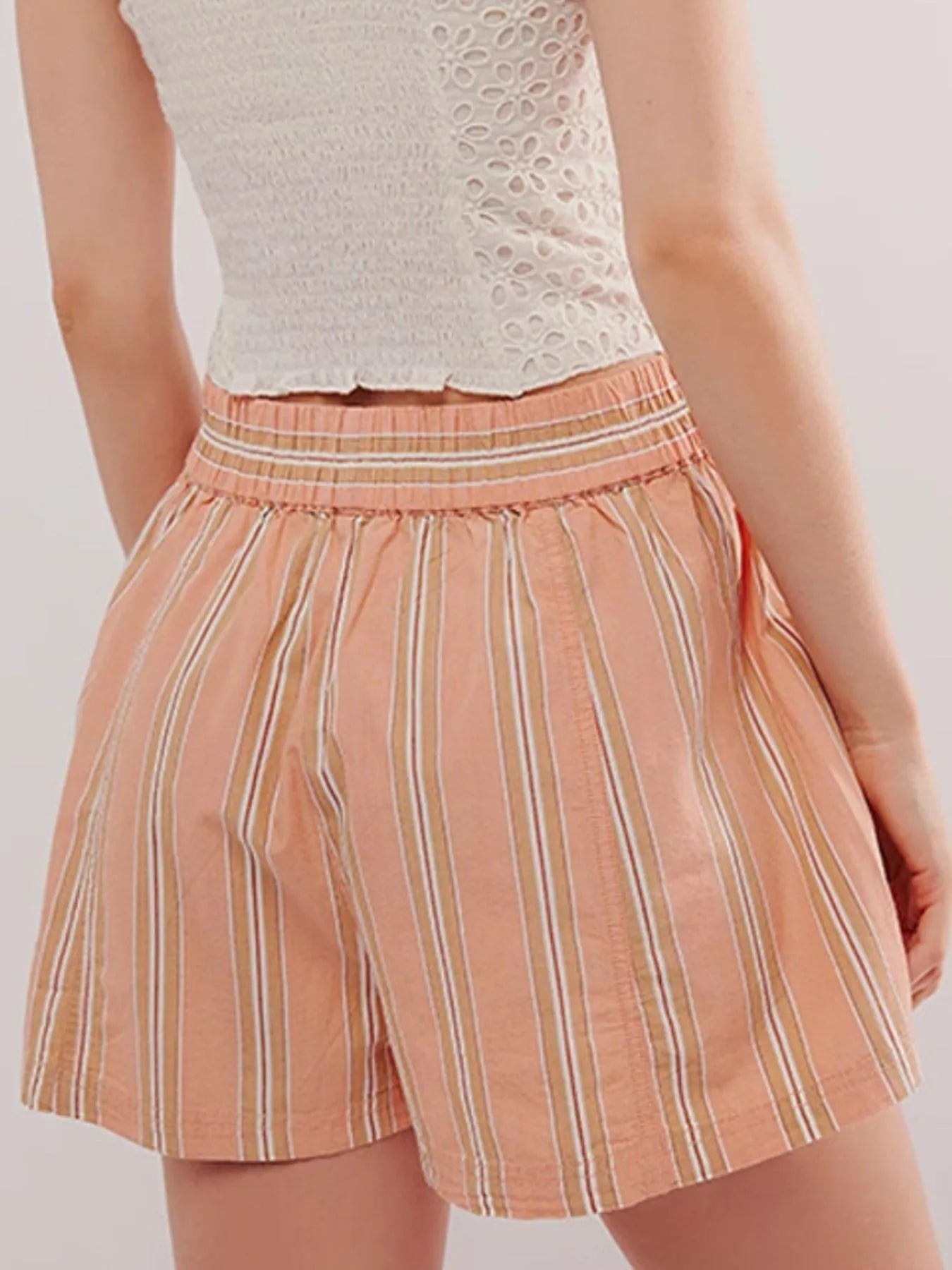 Stripete shorts for damer, høyt liv. Ideell for fritid og sommerlige antrekk.