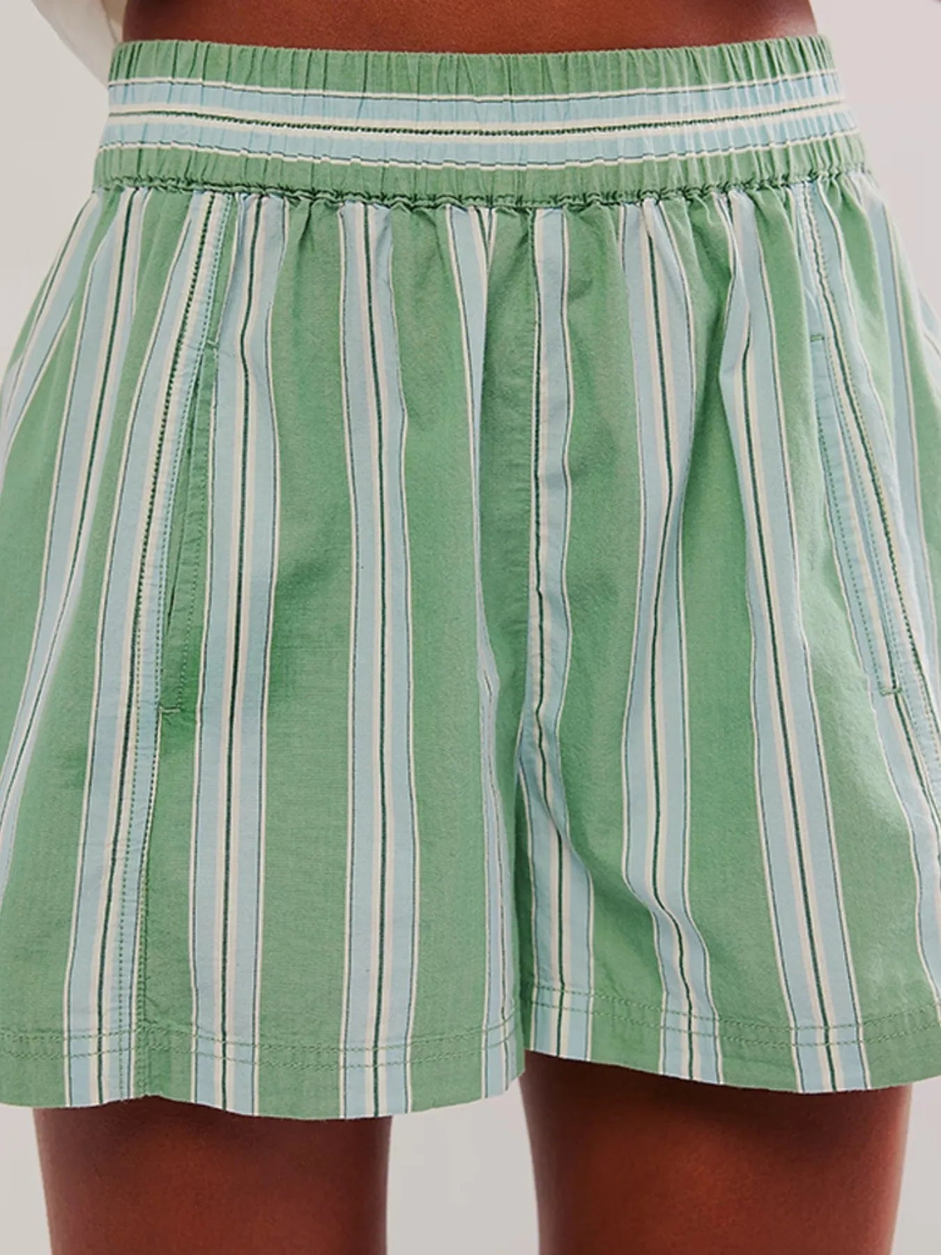 Trendy stripete dameshorts med høyt liv for en elegant og avslappet sommerstil.