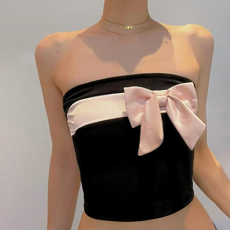 Casual og chic stroppløs croptop til dame, med dekorativ sløyfe. Perfekt for trendsettende kvinner.