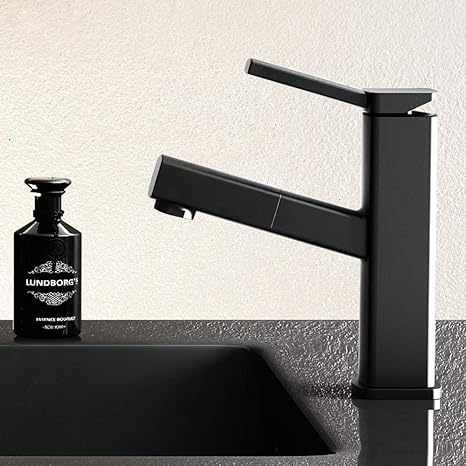 Svart badekarkran i moderne baderomsinnredning, perfekt for hjemmeoppussing og designbad.