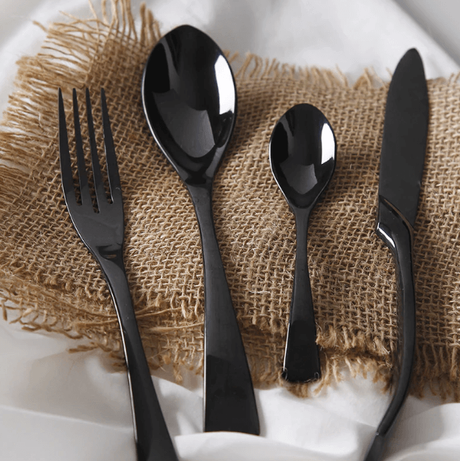 Slitesterkt og elegant svart bestikksett i rustfritt stål. Inkluderer kniv, gaffel, skje for hjemmet.
